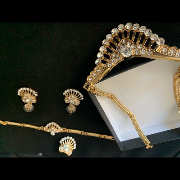 Sparkling Zircons in gold-tone setting.  Lovely pattern. - Picture 3 of 3